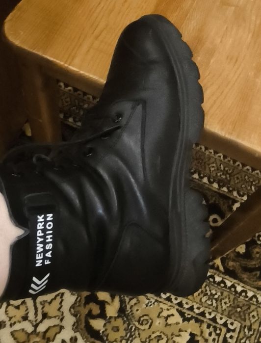 Продам зимние женские ботинки