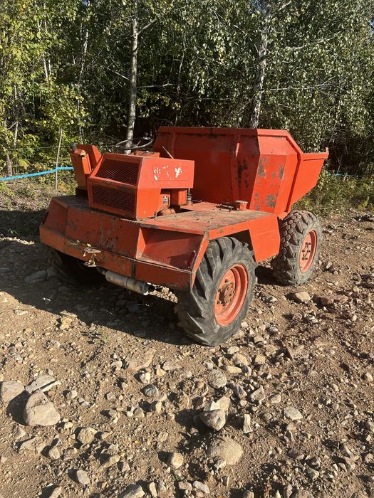 Dumper 4x4 cu benă basculabilă