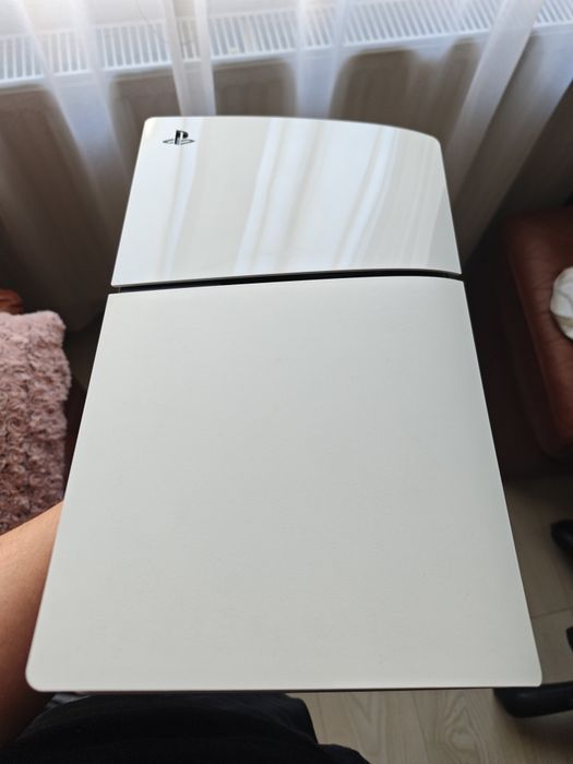 PS5 Slim Digital 1TB + 2 manete