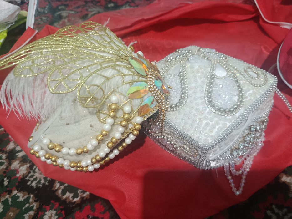 Kelinlik liboslari bir marta kiyilgan yagi har bittasini yuzin oyoq ki