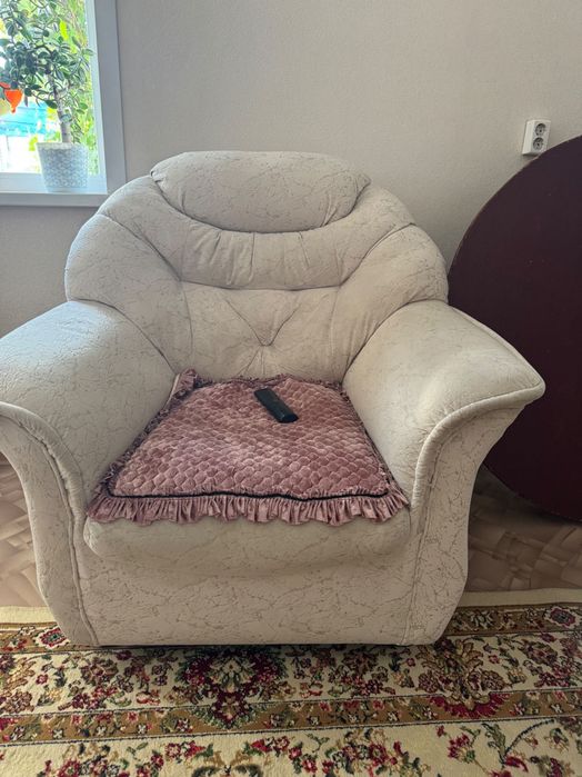 Продам диван с креслами