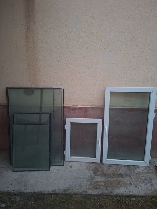 Оконная рама AKFA в хорошем состоянии,