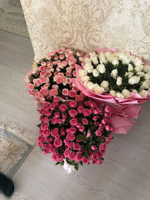 Цветы кустовые, розы белые