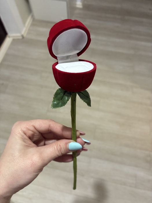 Cutie de bijuterii inel - forma trandafir