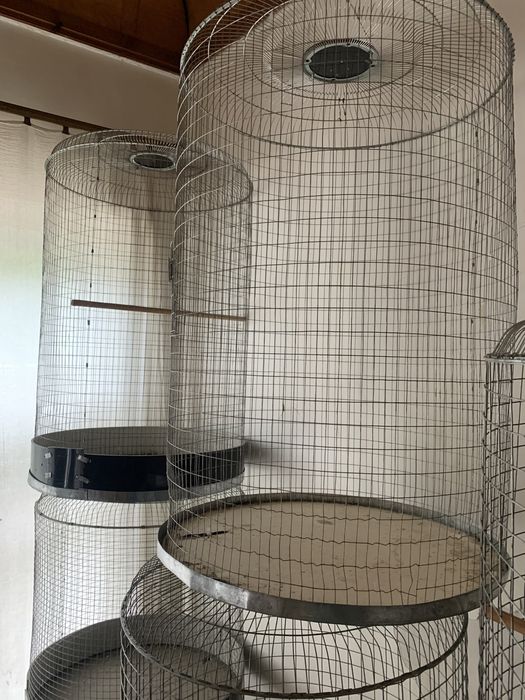 Qushlarga qafas sotiladi bo'yi 80 sm qolda ozimiza yasaganmiza