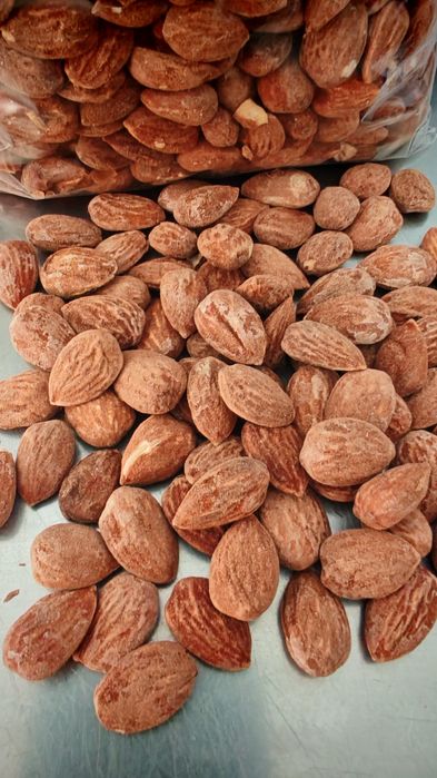 Прясно изпечен български бадем със сол – реколта 2025