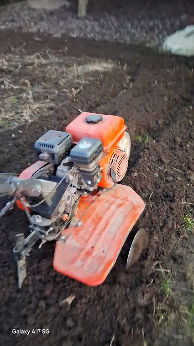 Lucrări cu motosapa