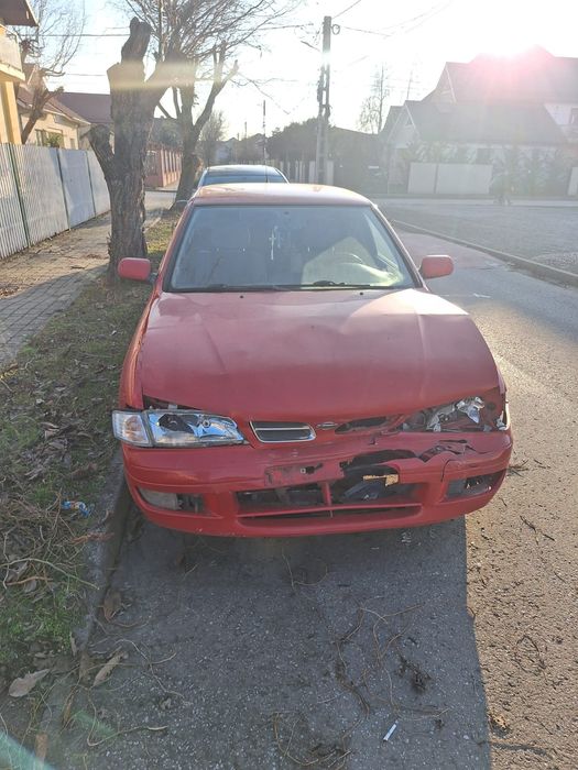Nissan Primera avariat