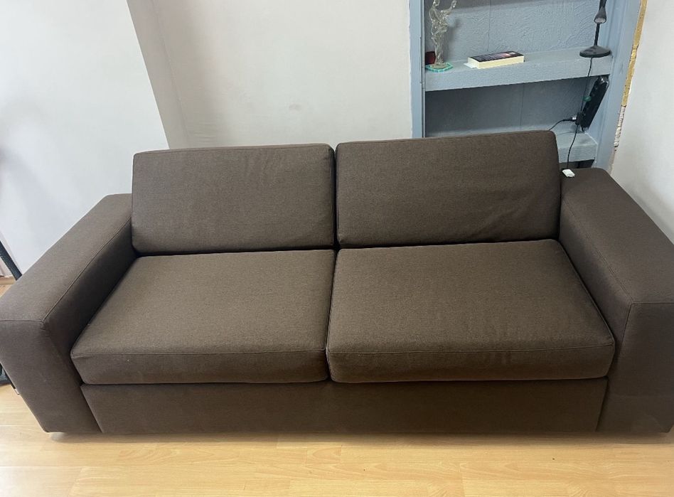 Запазен диван без забележки