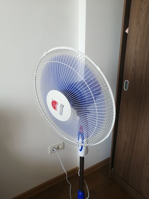 Ventilator de camera cu 3 trepte rotativ