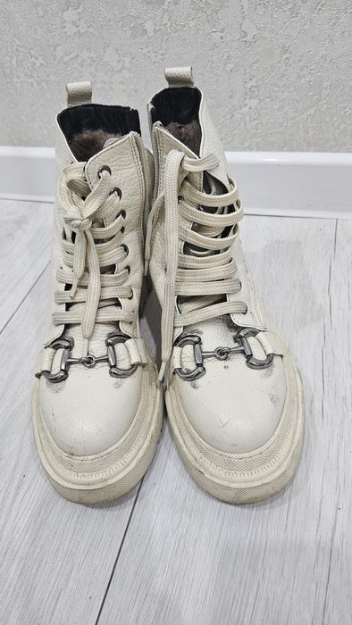 Срочно продам ботинки