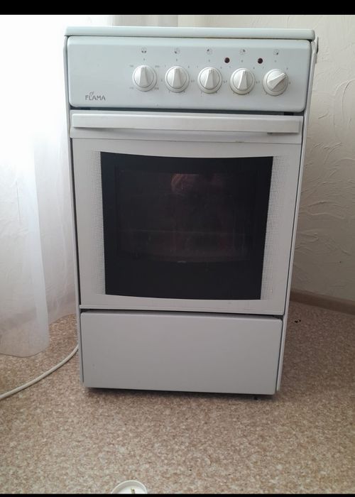 Продам электроплиту, в отличном состоянии, пользовалась меньше года.