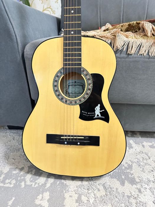 Продается акустическая гитара