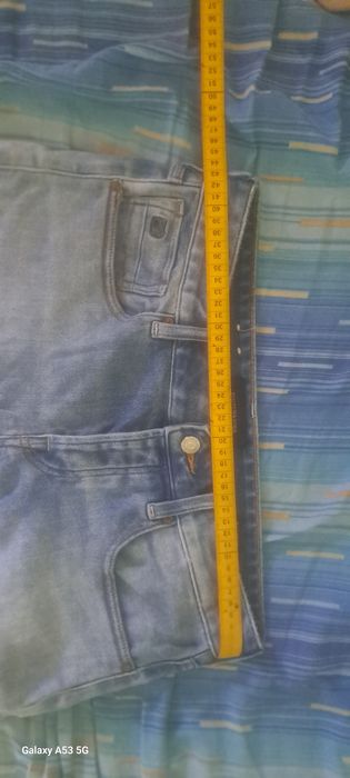 Къси дънкови панталони над коляното