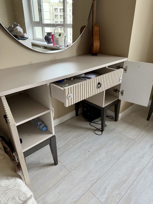 Туалетный столик с пуфиком