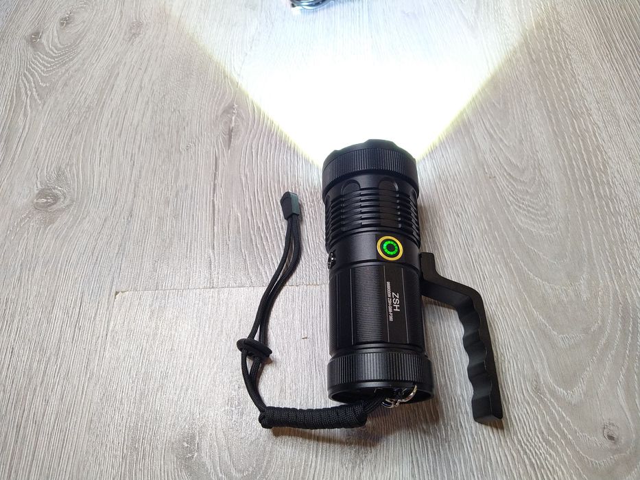 Lanterna XHP360 cu 36 de Nuclee +Turbo,  MANER, ZOOM, Display Digital