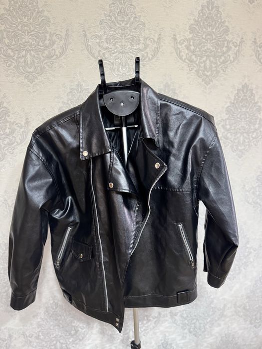 Кожаннная черная куртка