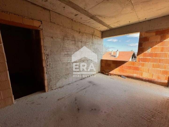 ЕКСКЛУЗИВНО! Двуетажна къща с двоен гараж, на етап пред Акт 14, в с. Д