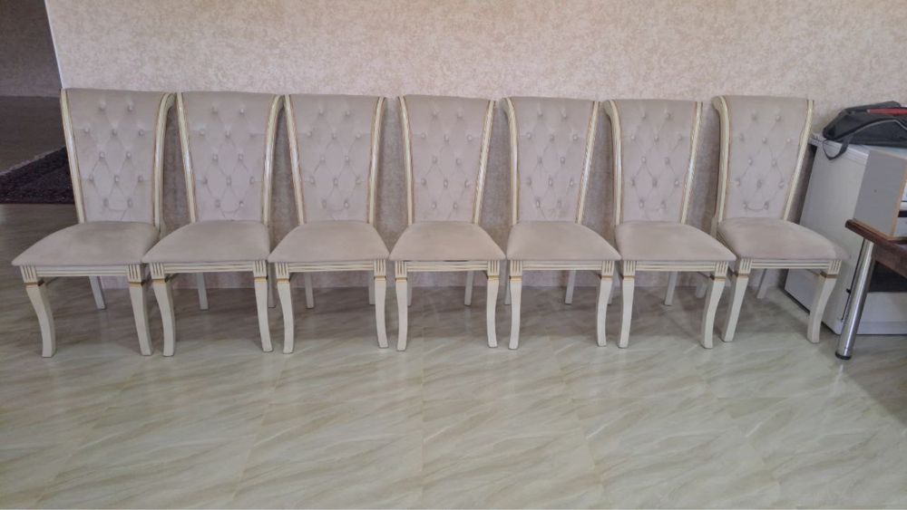 Продаются бежевые стулья