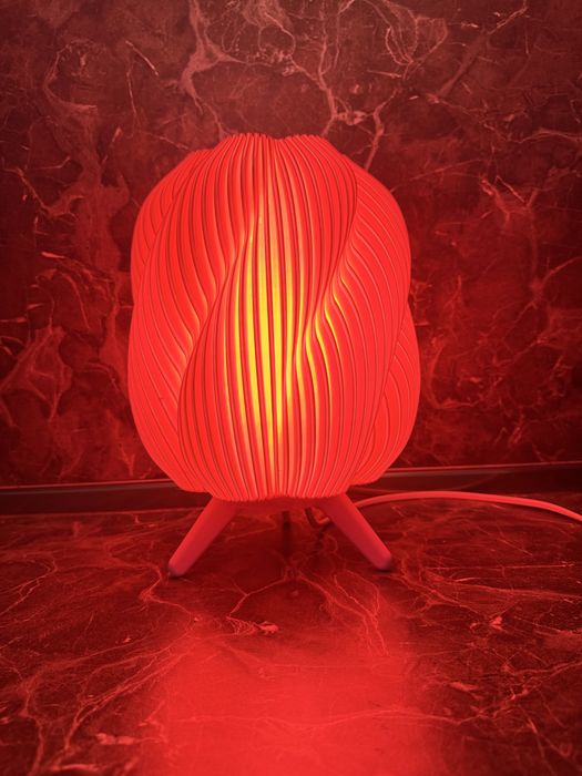 Луксозна дизайнерска лампа – изящна форма и мека светлина