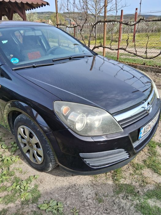 Vând Opel Astra H 1.6 benzina  an 2006 culoarea neagra ITP valabil2027.pret1800eur