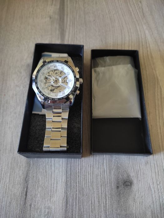 Продаются наручные кварцевые часы