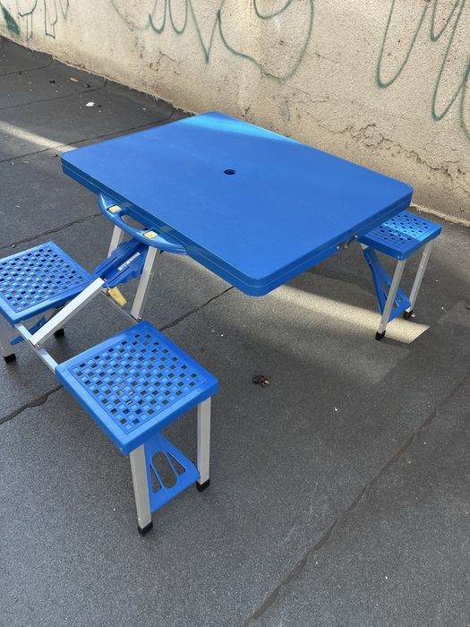 Сгъваема туристическа маса с четири стола