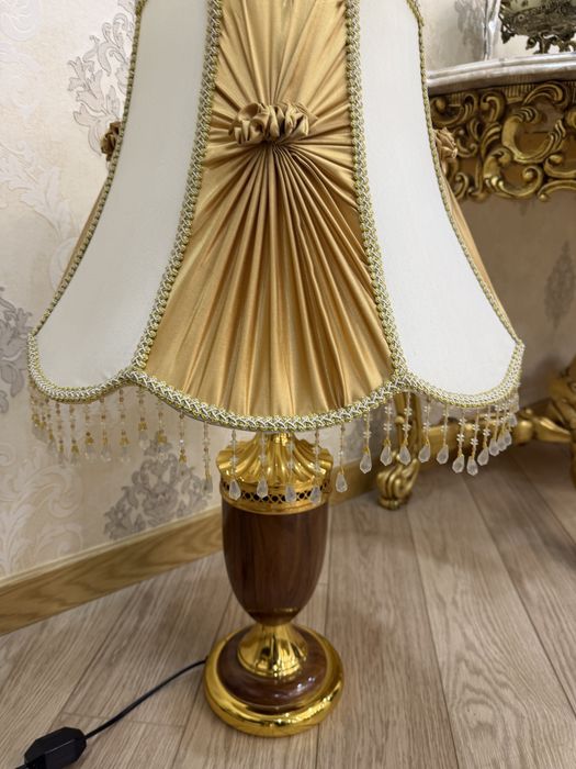 Шикарная лампа, с золотым декором и хрустальными подвесками - хорошее