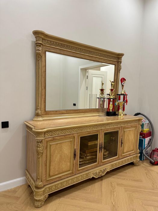 Продается сервант с зеркалом