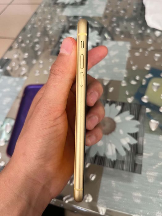 IPHONE XR Запазен и работи нормално.
