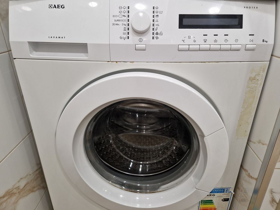 Продавам пералня AEG