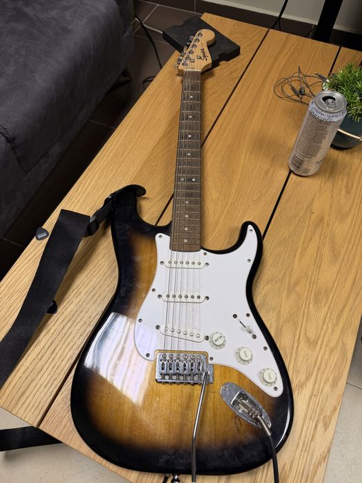 Продавам Squier by Fender Stratocaster в класически Sunburst цвят.