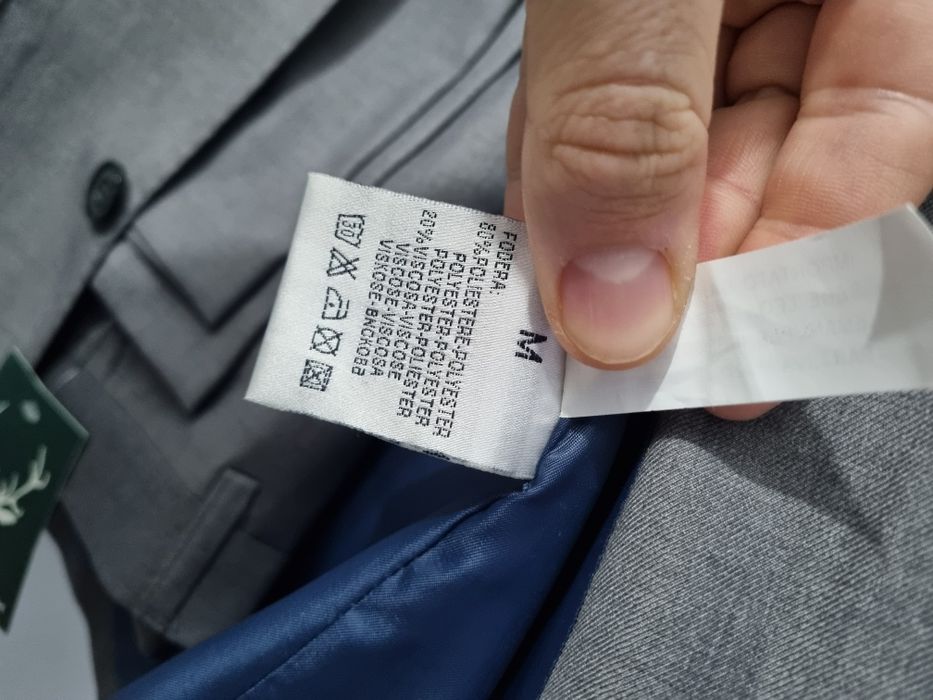 Costum barbati nou cu eticheta