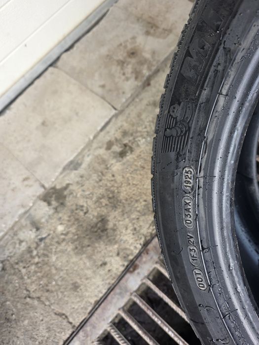 255/40R21 DOT 1625  285/35R21 DOT1925
