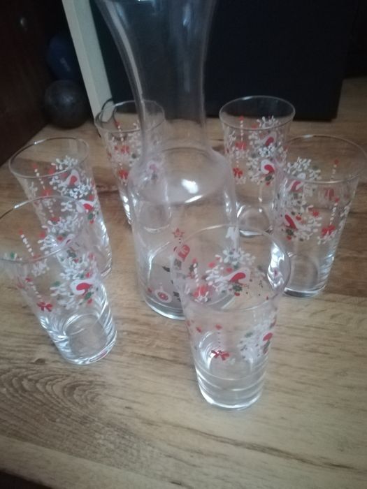 Чашите и Бутилка