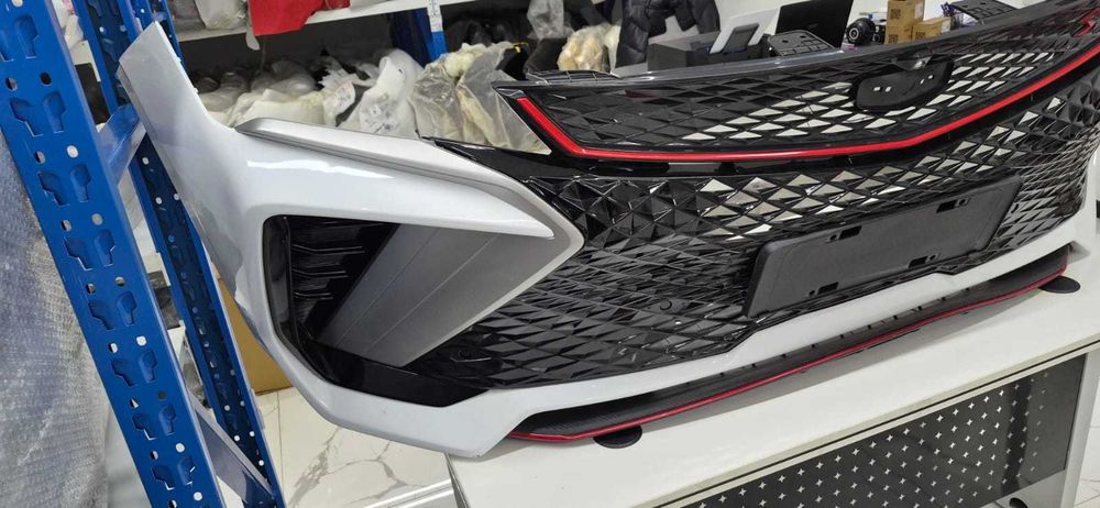 Передний бампер белый цвет Geely Coolray
