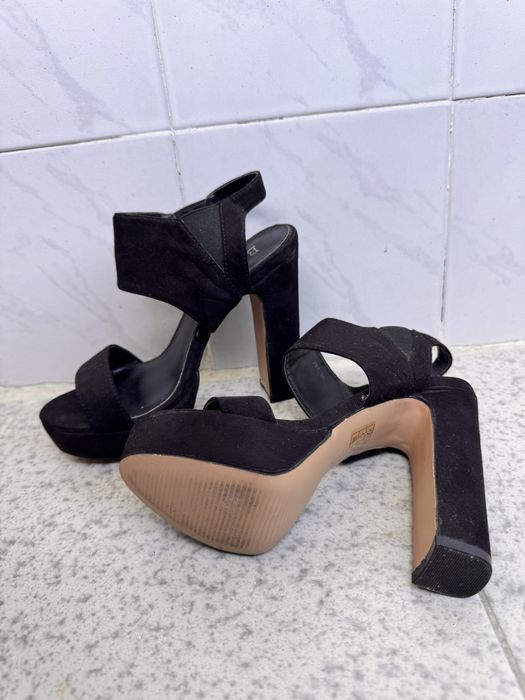 Сандали на висок ток