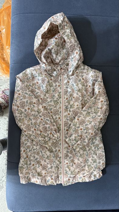 Продам курточки на девочку 3-4 года