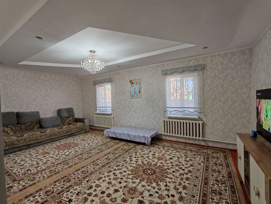 Коммунизмде үй сатылады