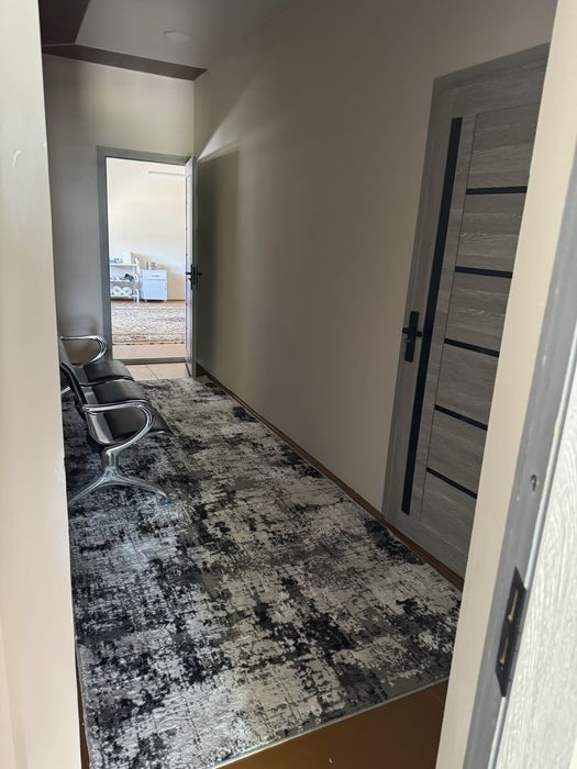 Нурафшон шахар марказида алохида турган бино