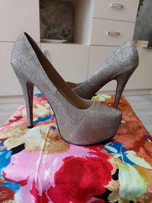 Продам 3 пары обуви 40 размера