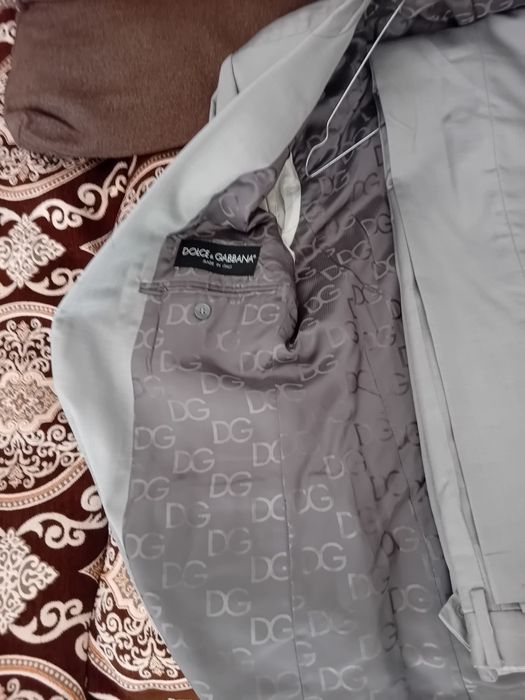 Vând 2 costume ,cel negru  nou