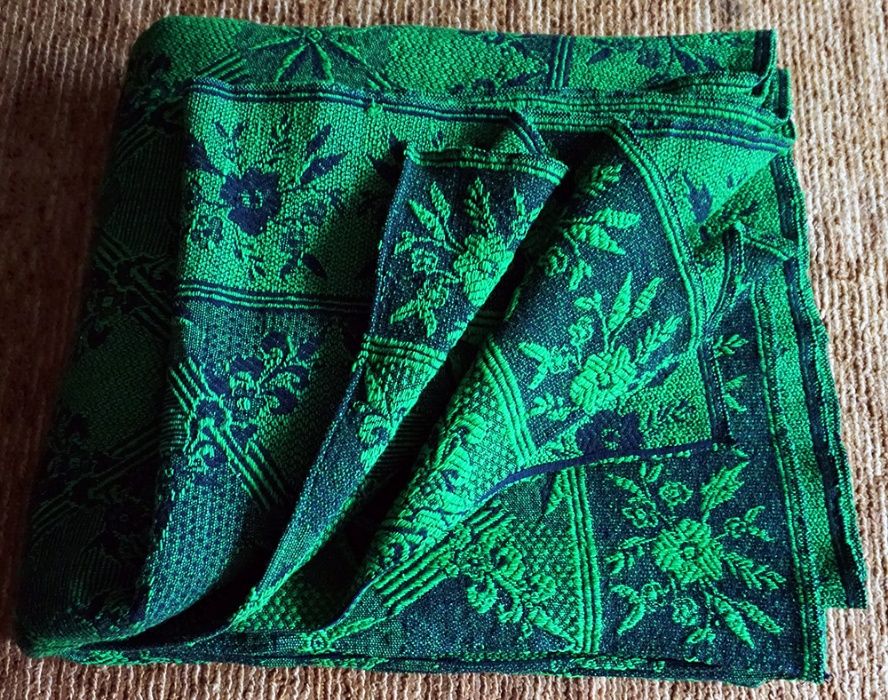 Ръчно тъкан вълнен килим (покривало за легло)