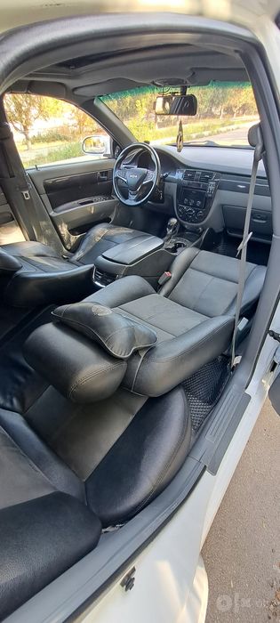 Lasetti 1.8 sotiladi.