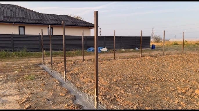 Garduri si porti din sipca metalica, panouri stil jaluzele, tabla cutata, plasa bordurata, fier forjat, BCA si beton si alte modele disponibile
