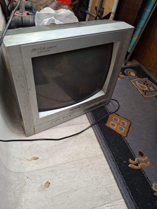 Телевизор 40х40 2500т