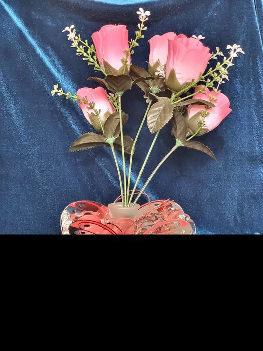 Ваза оригинальная красная с зеркальной подложкой