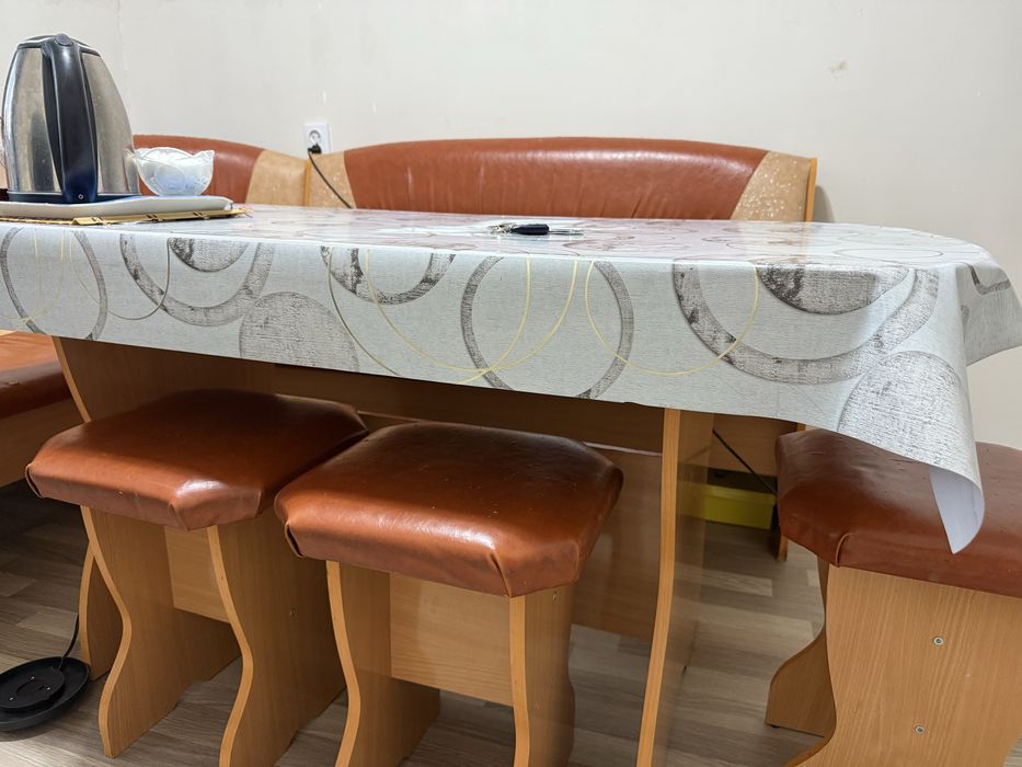 Стол кухонный угловой