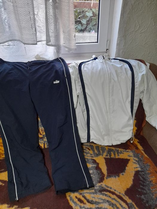 Vind trening Nike mărime L la preț afișat