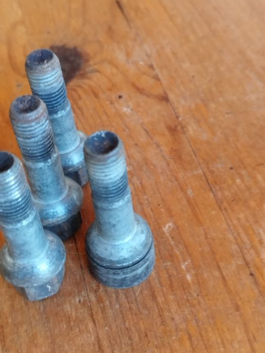 Дълги и къси болтове за Мерцедес оригинални